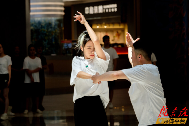 【摄影报道】庆阳市40余名舞协会员和群众舞蹈爱好者表演舞蹈“快闪”为党庆生