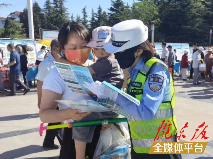 【创建全国文明城市·我们在行动】西峰公安交警强化“一老一小”宣传，筑牢交通安全防线