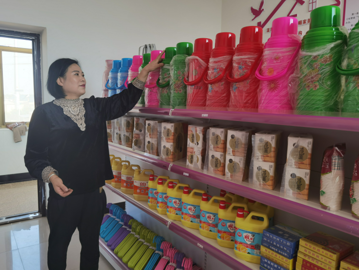 西峰区后官寨镇帅堡村“巾帼家美积分超市”工作人员在整理物品。 通讯员 翟娜娜 摄