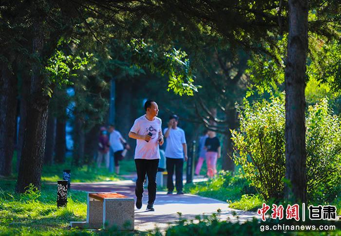 图为市民在西峰区人民广场休闲锻炼。(资料图)俄少飞 摄