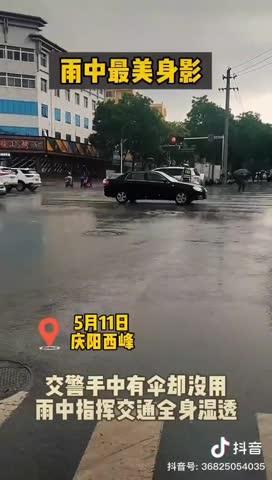 暴雨中 你的身影像一道光照亮了回家的路