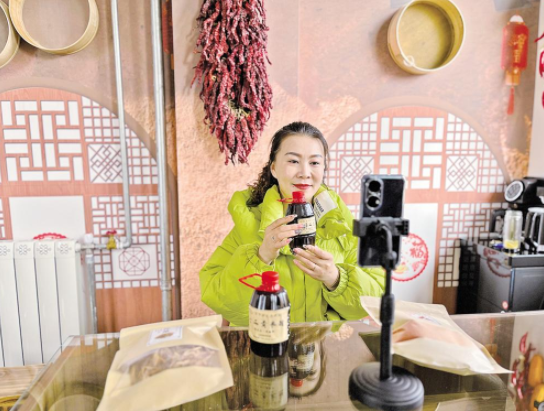 庄子峁生态农庄负责人杨清艳直播卖货。
