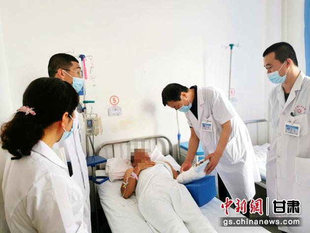 图为术后第6天，患者可轻轻活动食指。