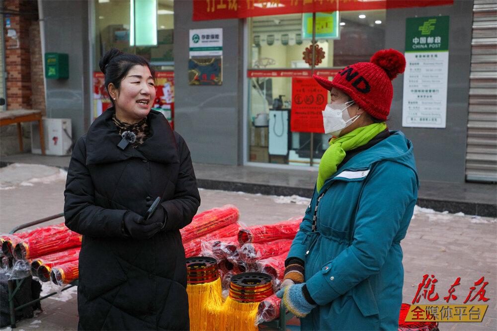 一位乡亲委托杨霞（左）给孩子介绍对象。