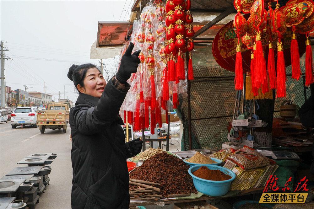 杨霞在细心整理年货。