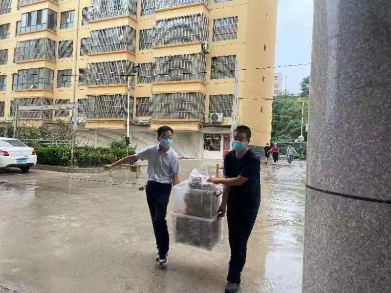 看到路边的医护人员，镇原这对80后夫妻果断做了一个决定！