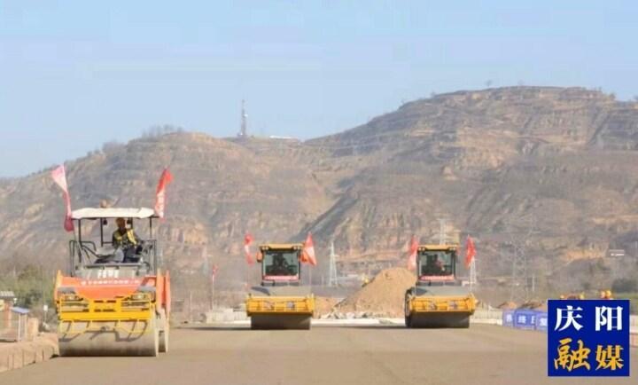 打庆公路路面底基层试验段顺利铺筑