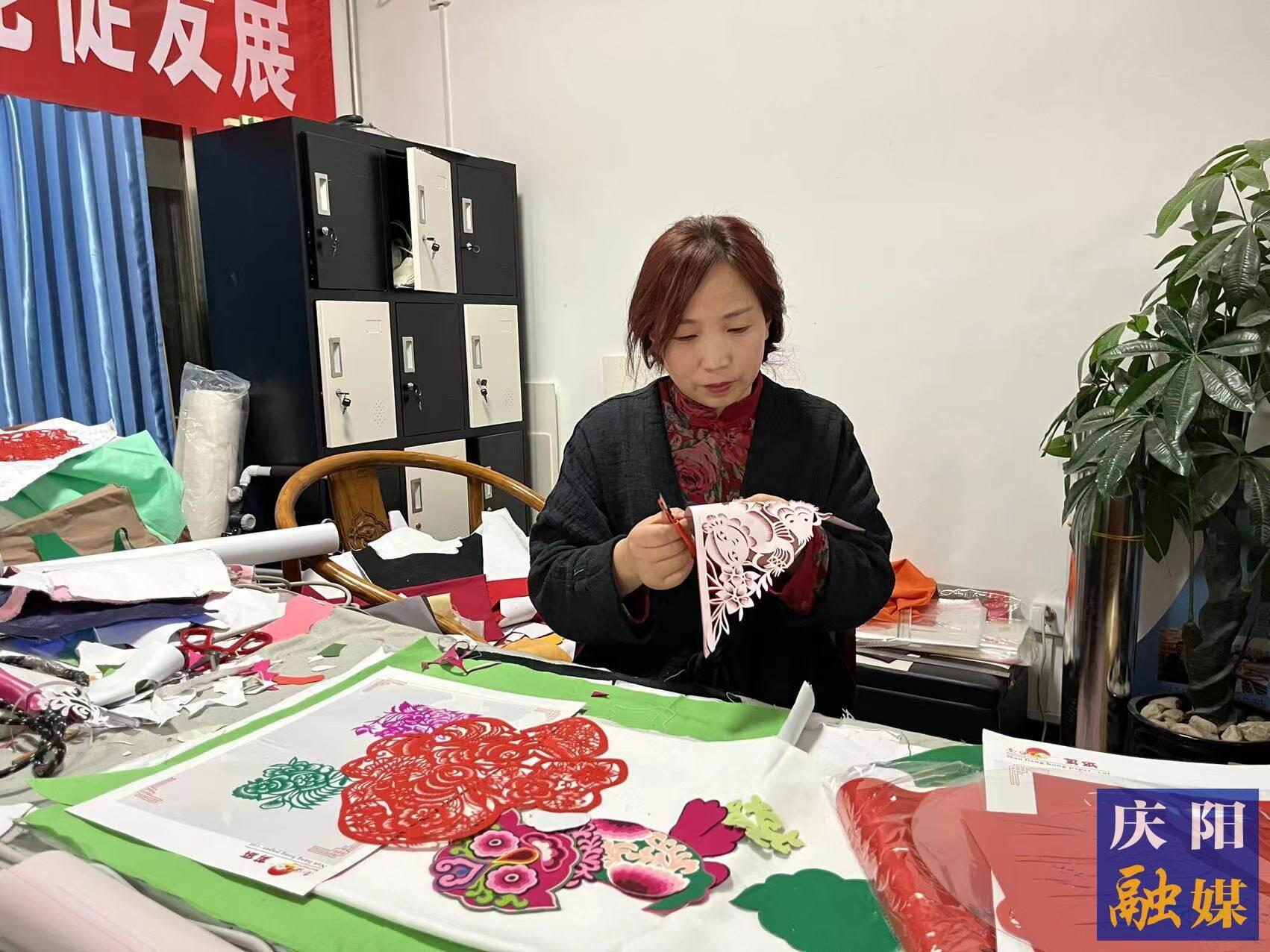 曹永琴在进行剪纸创作。