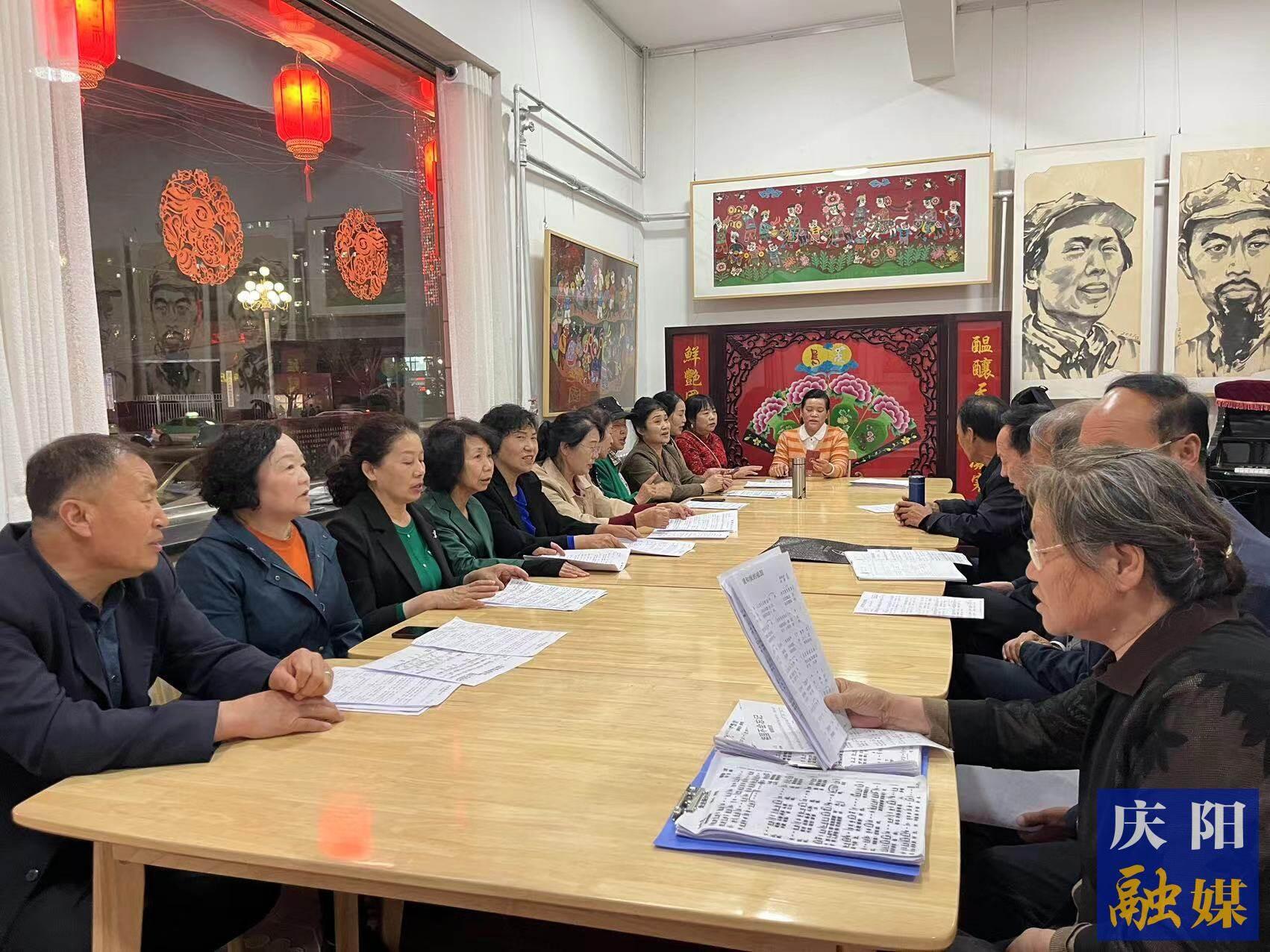 华池县文化馆民歌合唱团的成员在练习陇东民歌。