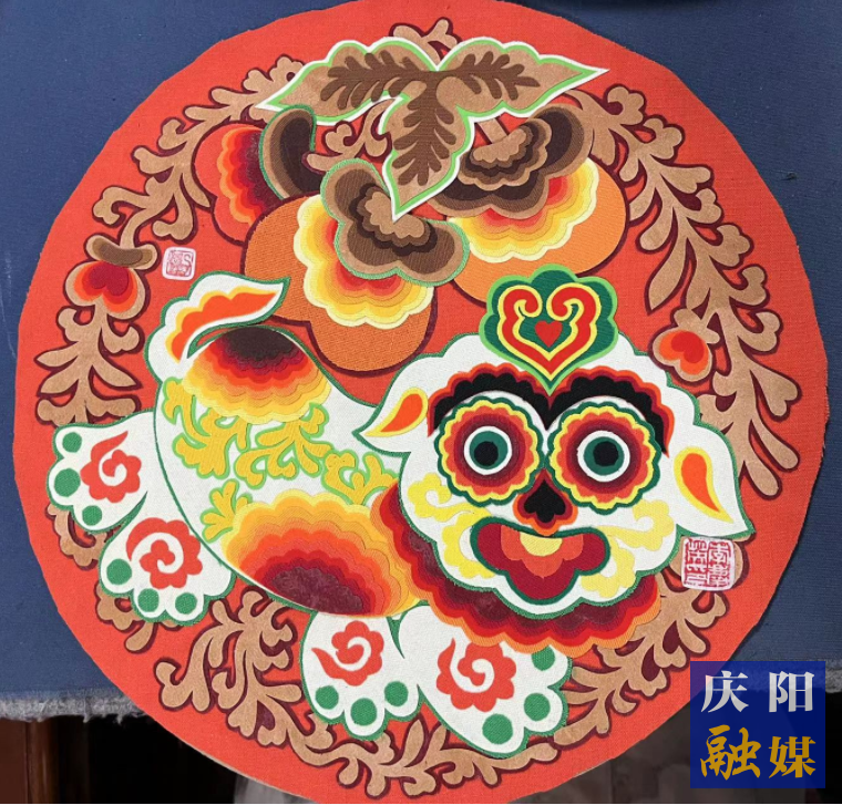 李庆英创作的布贴画作品。