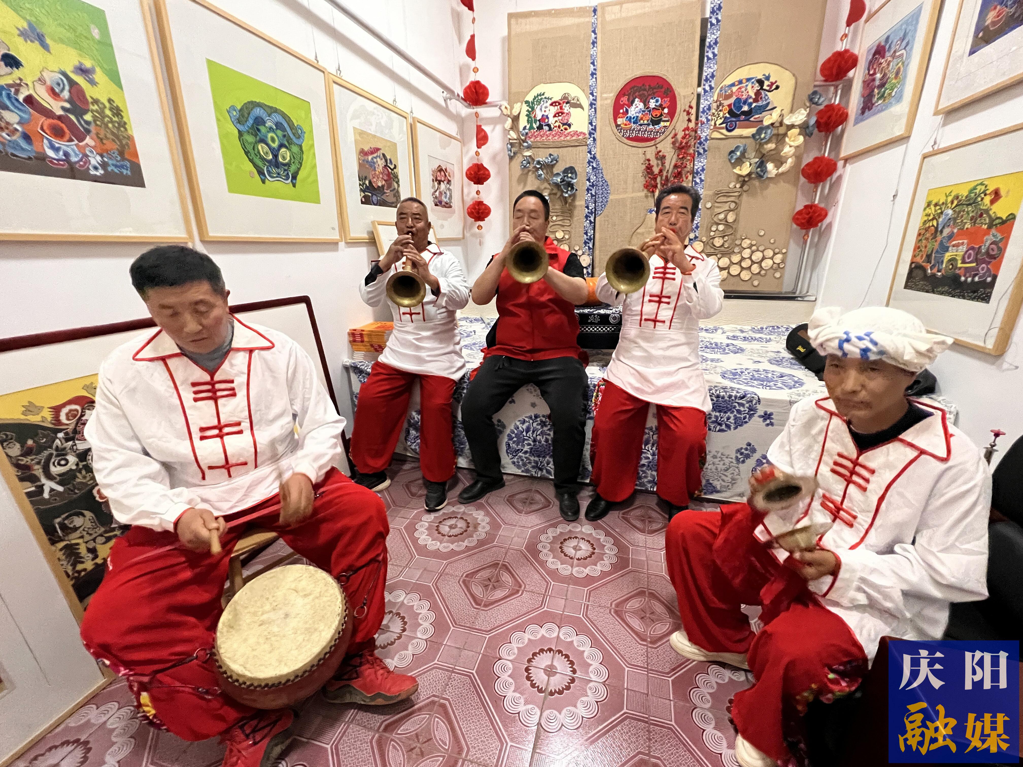 高小兵（左三）和同伴在练习吹唢呐。