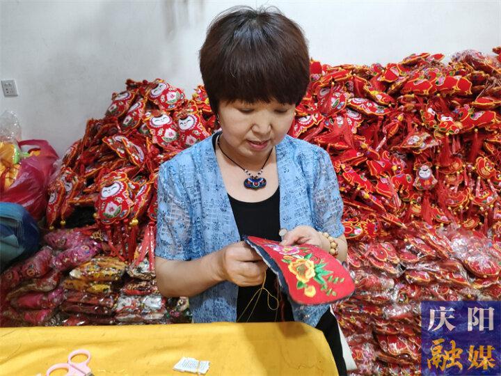 赵丽珺 巧手“绣”出新生活