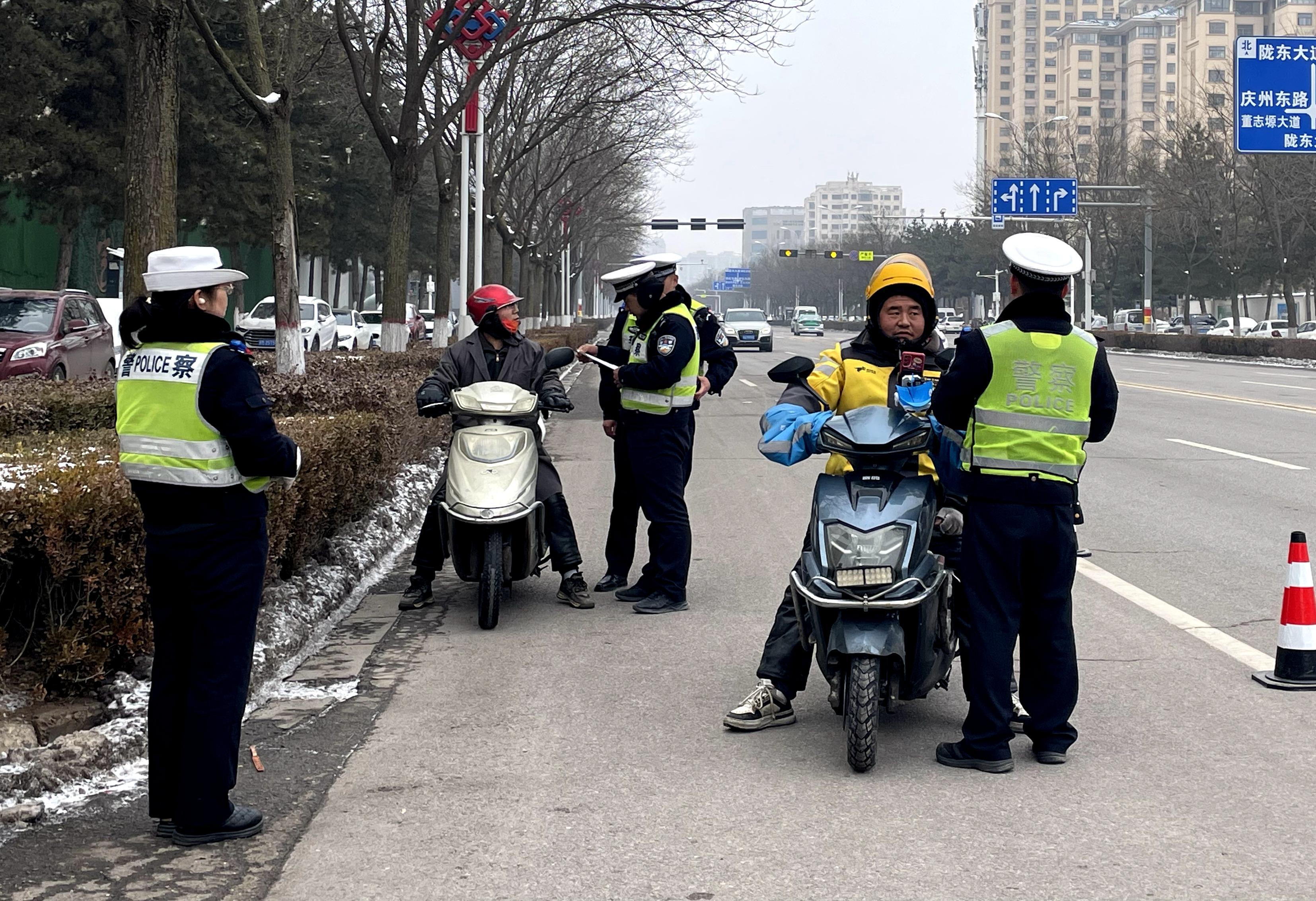 【创建文明城·庆阳在行动】西峰区持续开展交通秩序整治助力文明城市创建