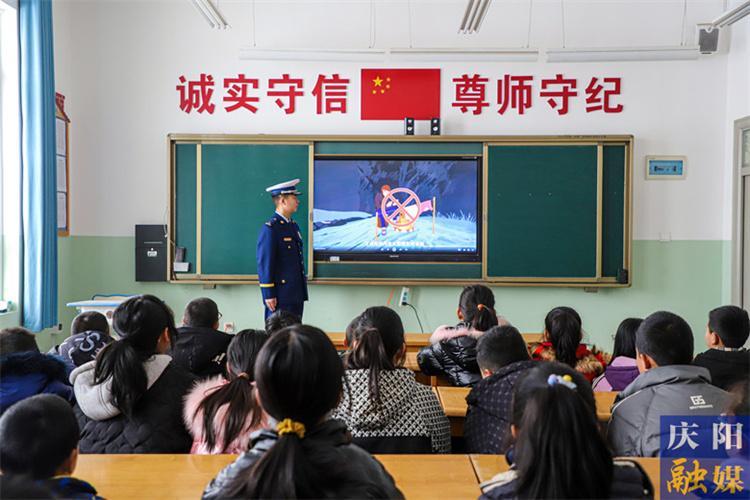 庆阳市森林消防大队：送消防知识进校园护航开学