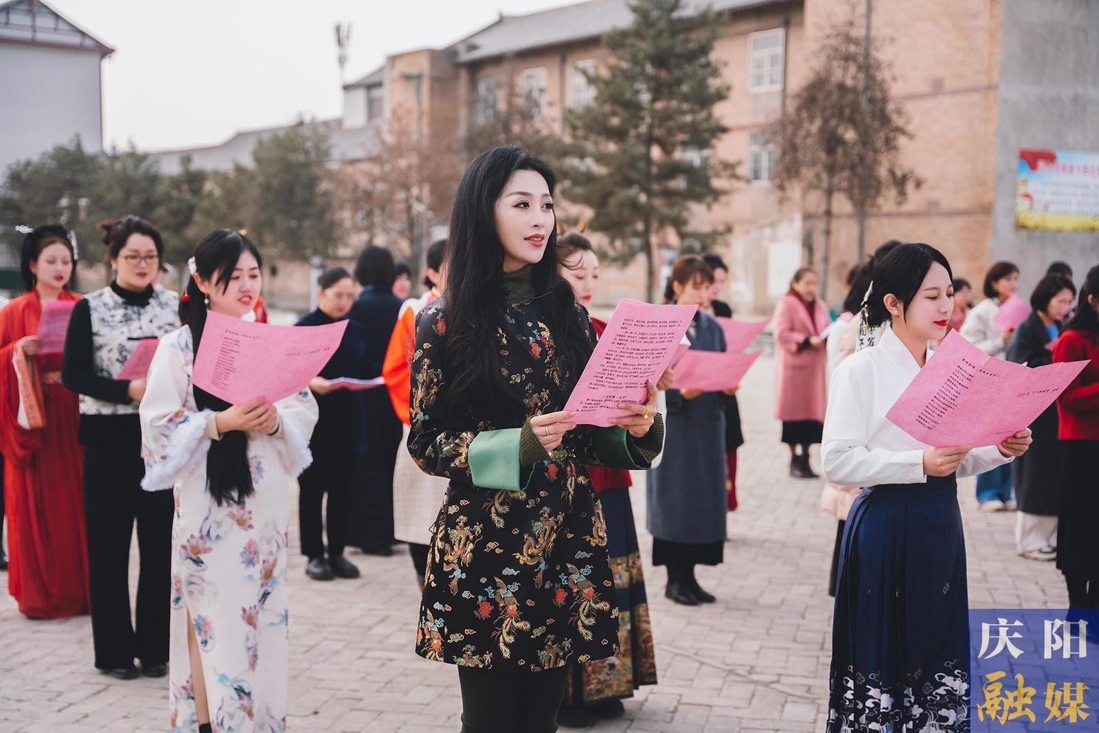 【摄影报道】春日有约不负芬芳 ——市委宣传部、市委统战部、市融媒体中心女职工携手共庆“三八”国际劳动妇女节