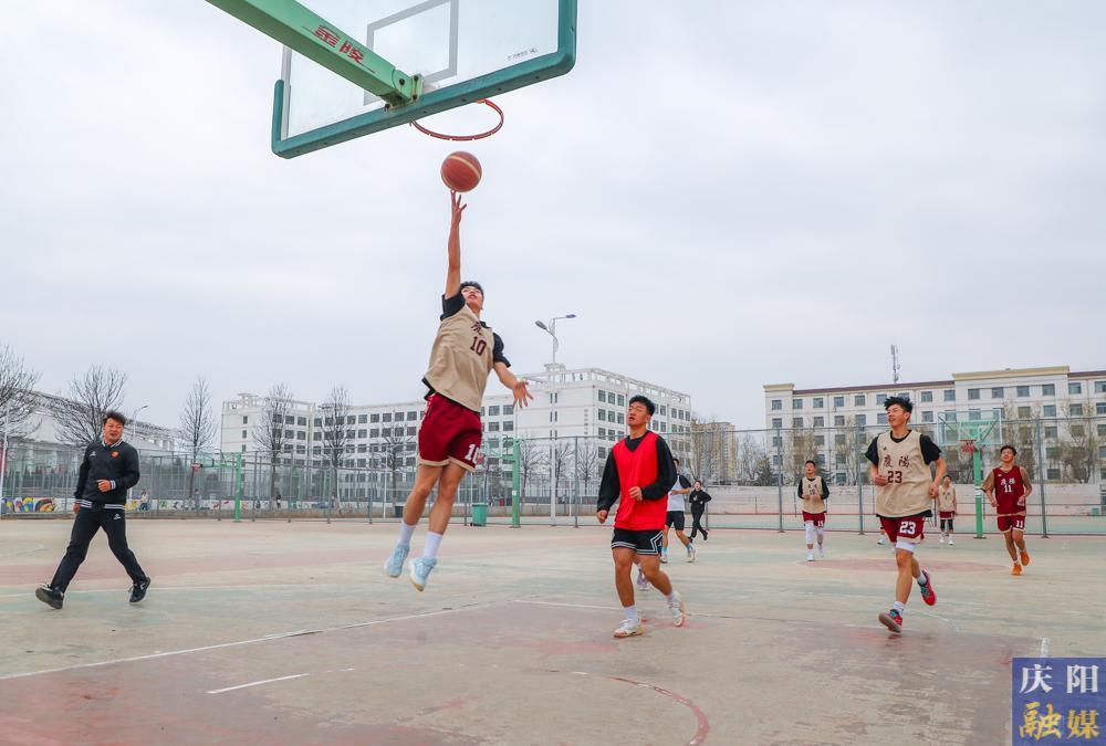 【摄影报道】庆阳市“育才杯”青少年篮球邀请赛火热进行中