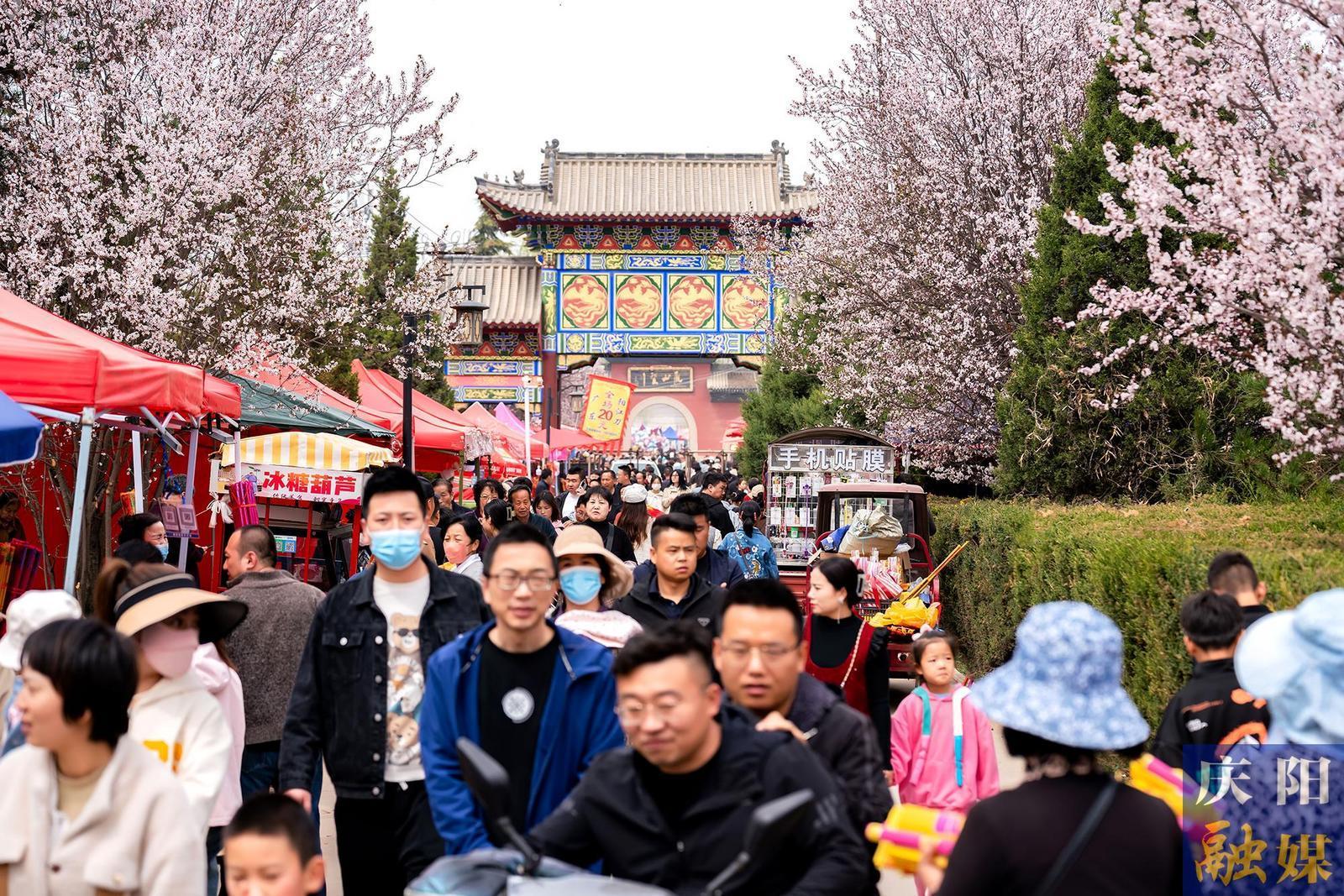 【摄影报道】西峰区小崆峒景区游客如织  乐享假日春光