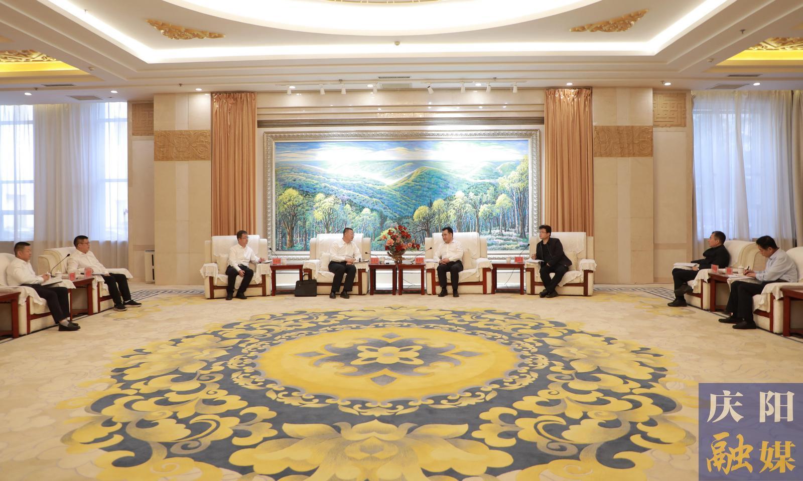 黄泽元与玉门油田分公司执行董事、党委书记来进和一行座谈