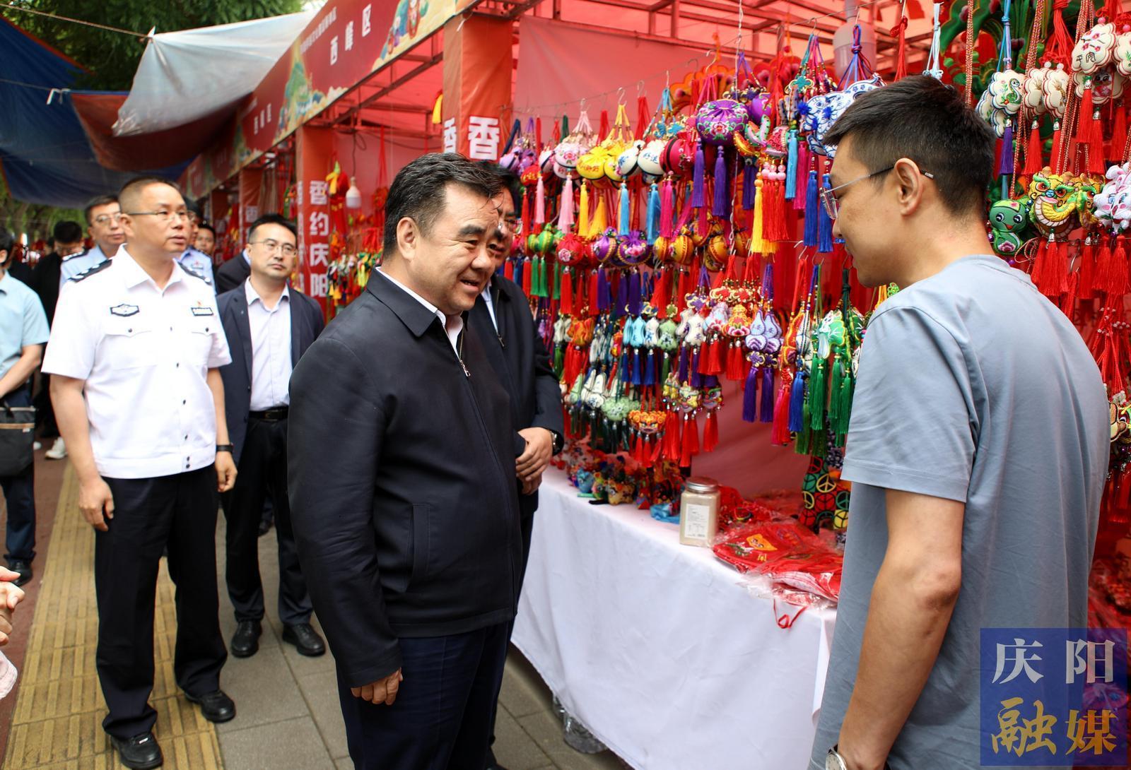 黄泽元在检查第十九届庆阳香包民俗文化节准备工作时强调 用心打磨每个环节 精心提升每个细节 高标准高质量把文化盛会办成功办圆满办精彩