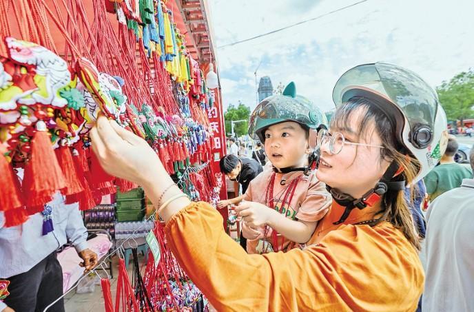 【香约庆阳 包容天下】香包“俏”街头 端午氛围浓