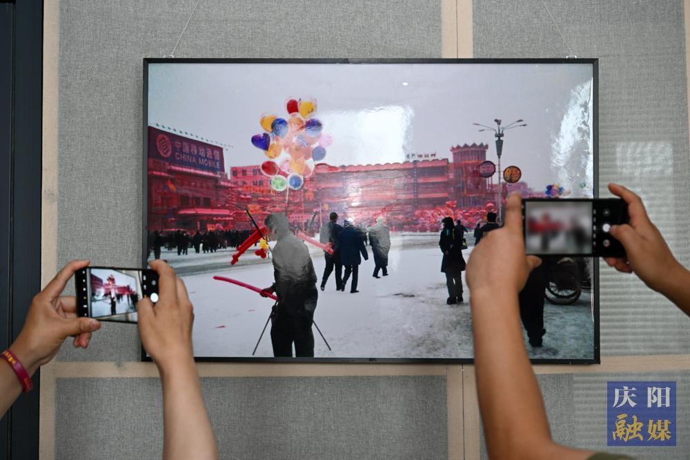 【摄影报道】“胎记”贾红东个人影展开展