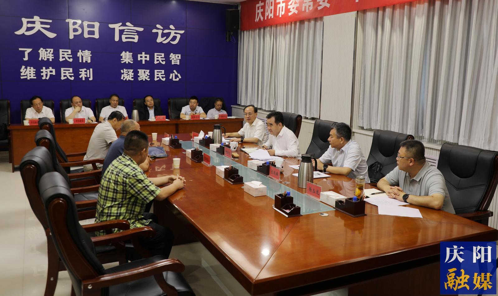 黄泽元在接待信访群众时强调  切实维护人民群众合法权益  努力营造和谐稳定社会环境