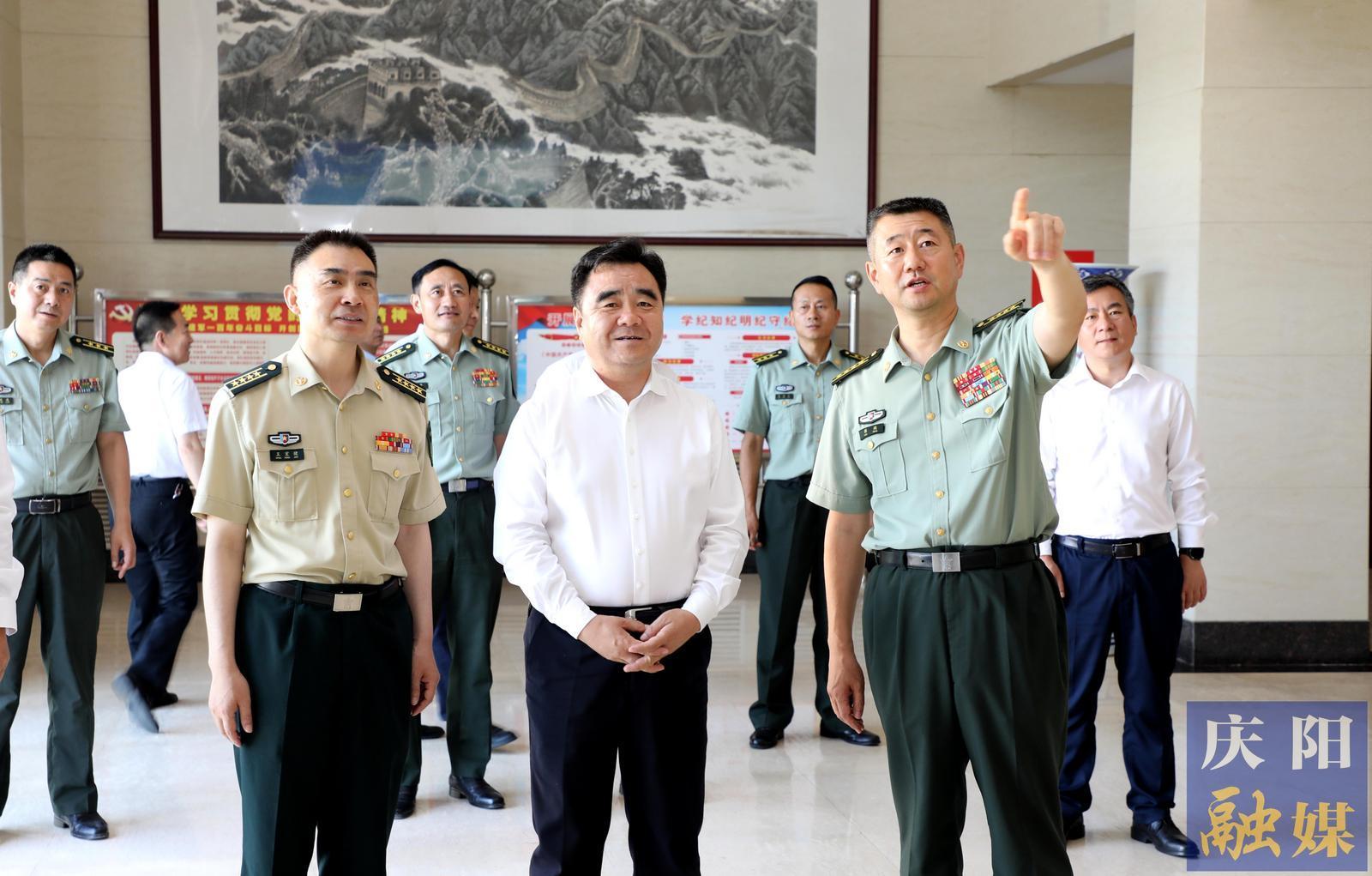 黄泽元“八一”前夕走访慰问驻庆部队官兵和消防救援指战员