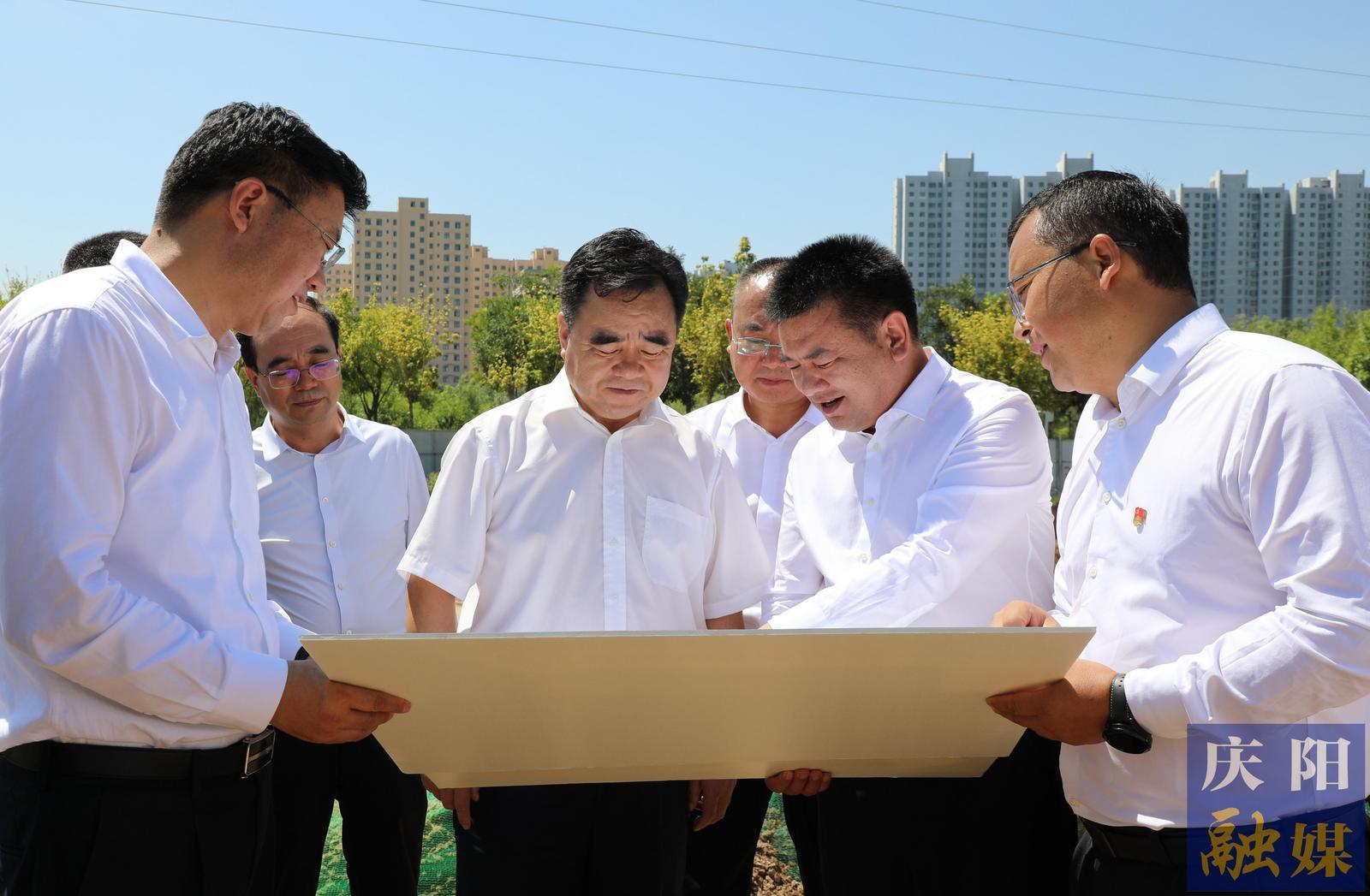 黄泽元在西峰区调研时强调 振奋精神坚决扭转工作被动局面 苦干实干努力完成全年目标任务