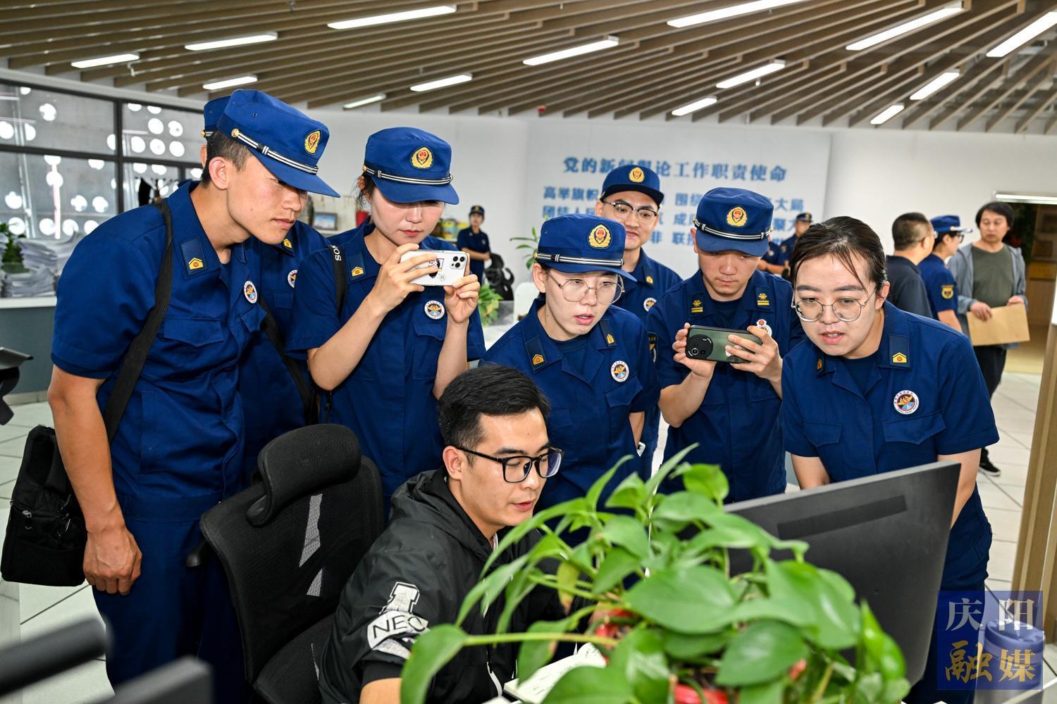 【摄影报道】庆阳市消防救援队伍宣传岗位人员走进庆阳市融媒体中心参观交流