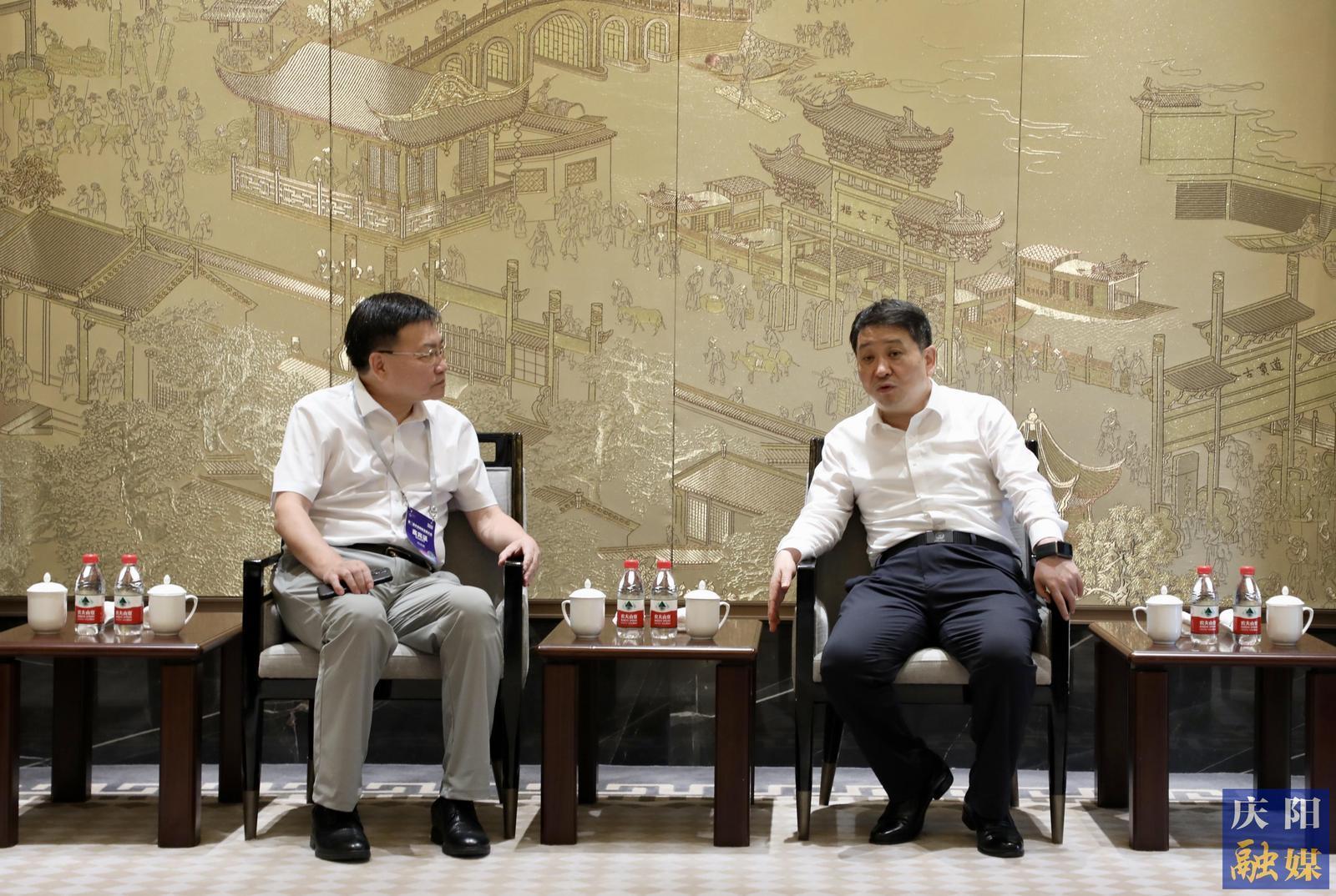 周继军与北京大学空天信息工程研究中心主任程承旗在南京举行座谈