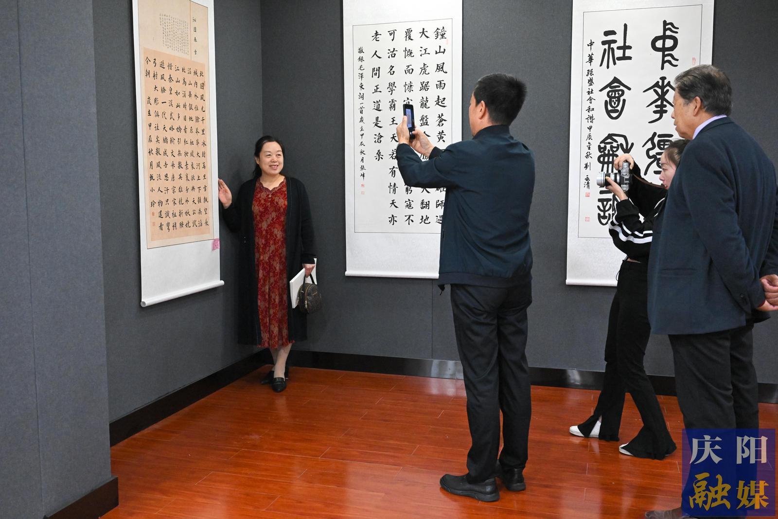 【摄影报道】“雅风颂盛世 翰墨迎华诞”庆阳市老年书画摄影作品展开展