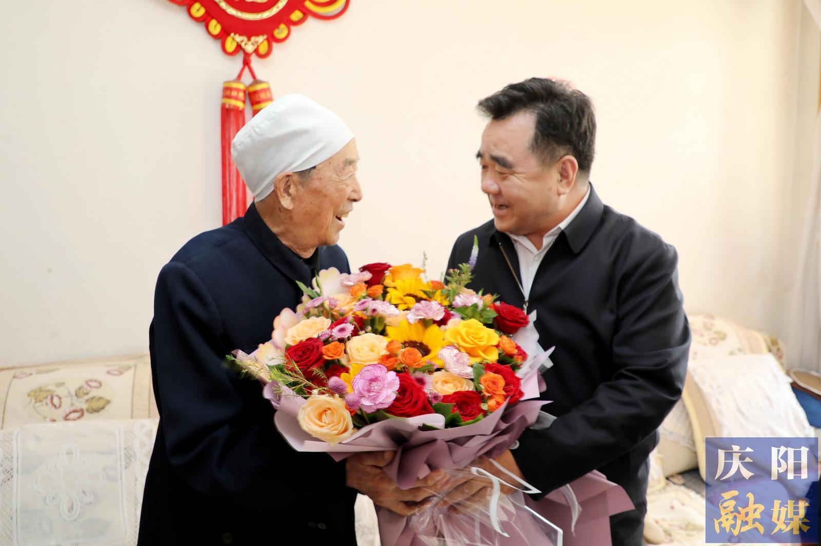 黄泽元国庆节前走访慰问离休干部和优秀党员