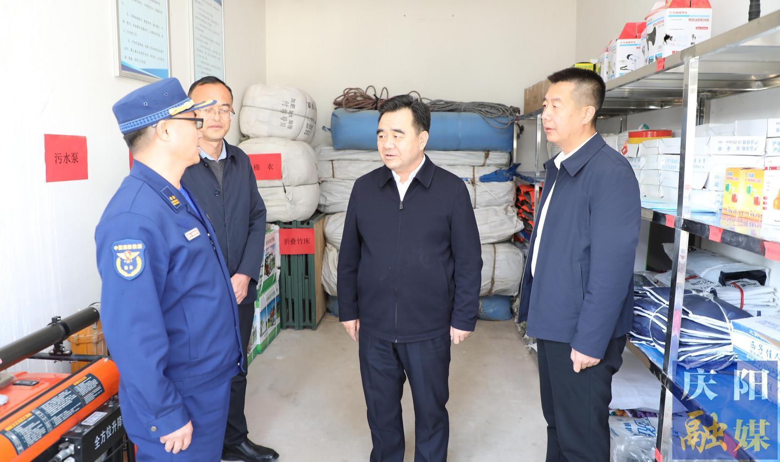 黄泽元在正宁县督查森林防灭火工作并开展巡林时强调 一体推进扩绿护绿兴绿工作 厚植高质量发展的绿色基底