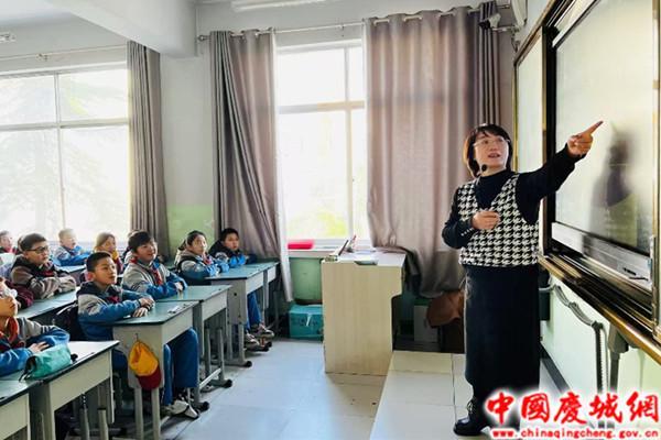 庆城县博物馆走进庆城小学开展“探索钱币历史 传承文化智慧” 主题社教活动