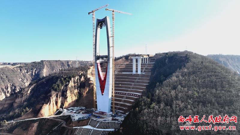 G244线庆阳过境段公路项目张铁沟特大桥5号索塔装饰钢结构安装完成