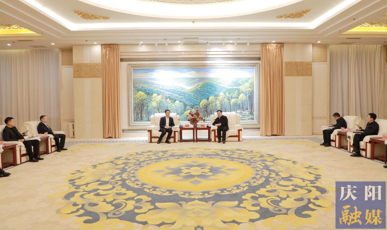 黄泽元与交通银行甘肃省分行党委书记、行长方卫星一行座谈