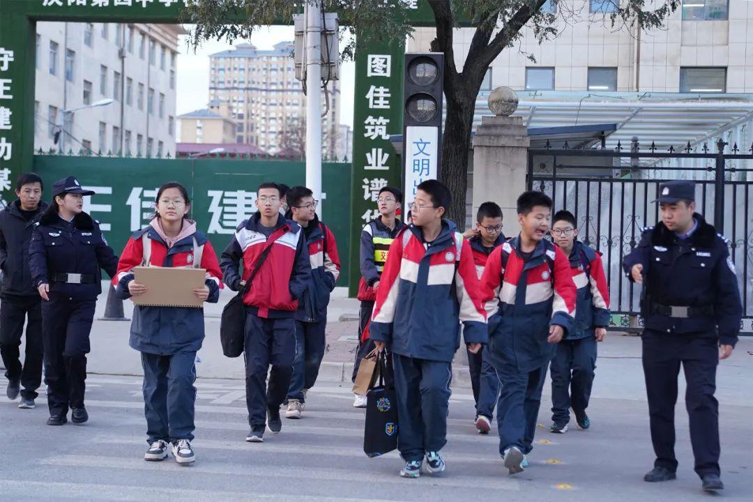 温情护学岗 暖心伴成长——西峰公安南街派出所常态化开展护学岗勤务