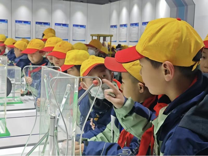 庆城县科技馆迎来科普研学热潮