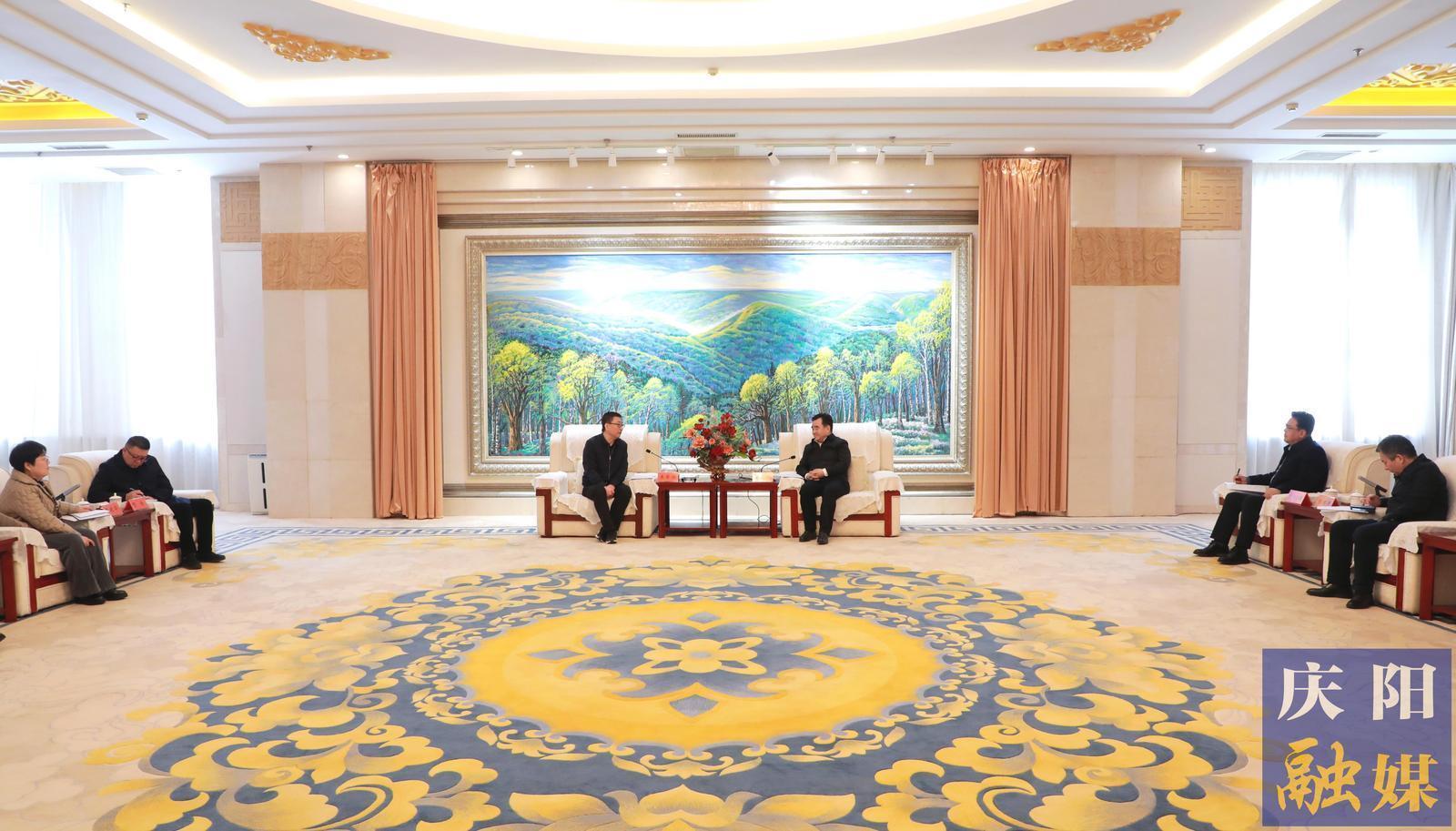 黄泽元与省文联党组书记、主席王登渤一行座谈