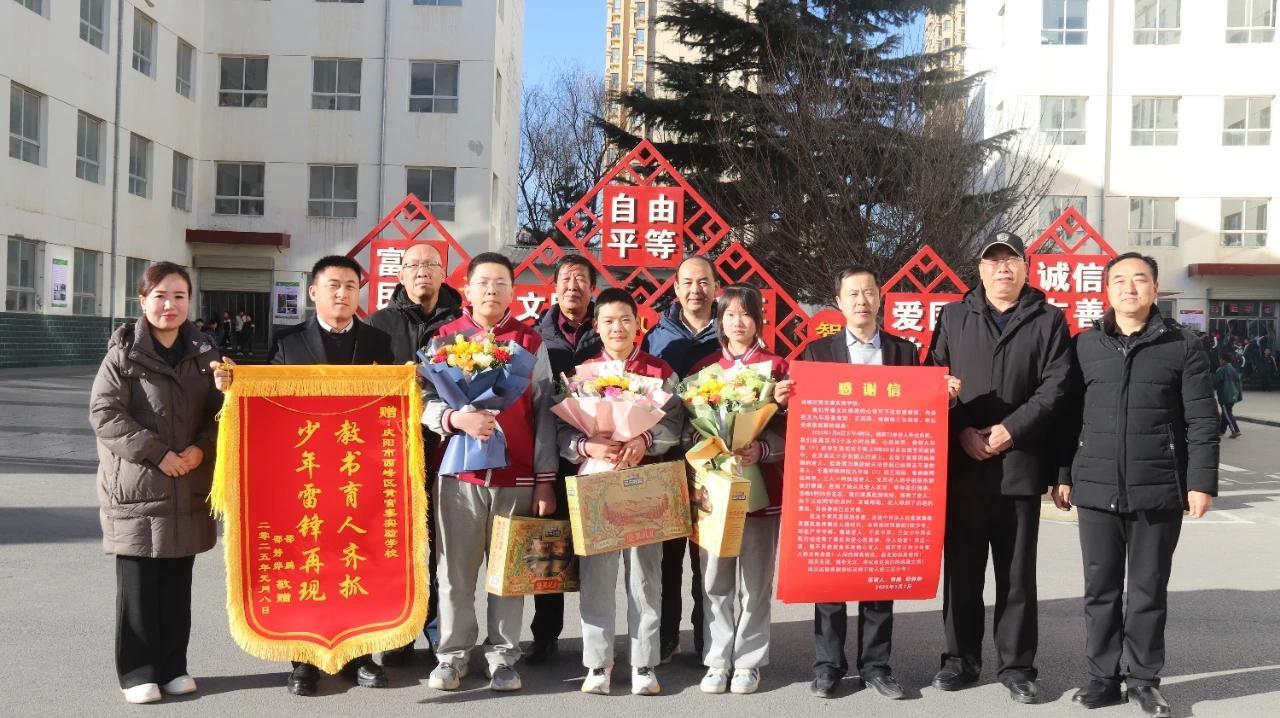 【点亮美好教育·展示美德学生】七旬老人走失跌倒  阳光少年暖心救助