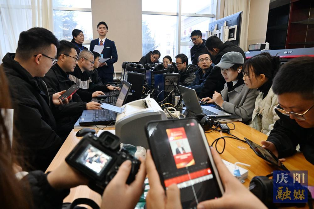 【摄影报道】庆阳融媒的“两会时刻”
