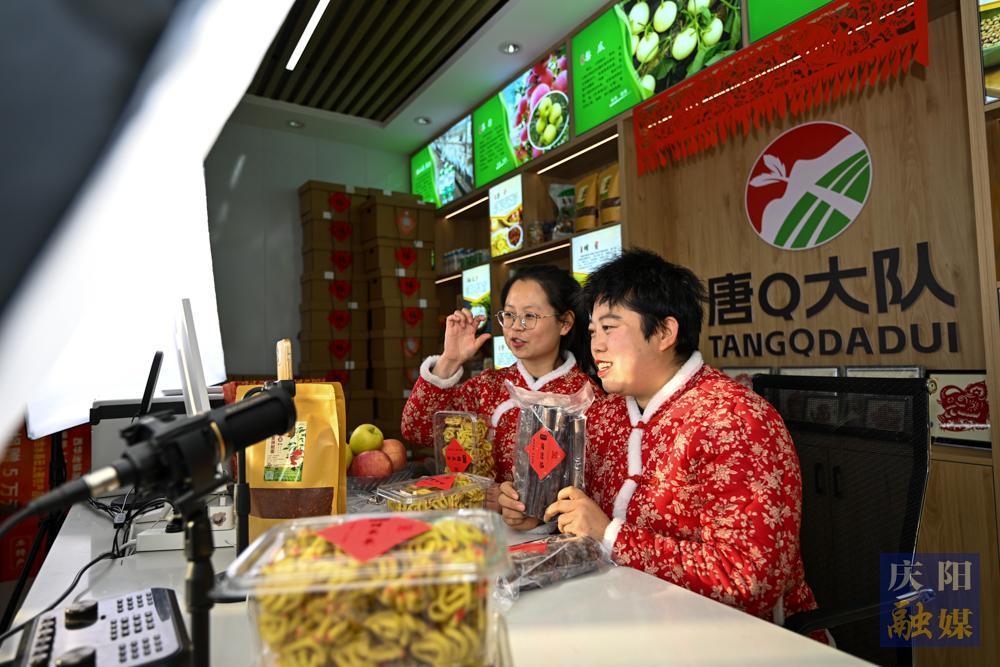 【新春走基层·摄影报道】“唐Q大队”携唐旗村民前来报到！