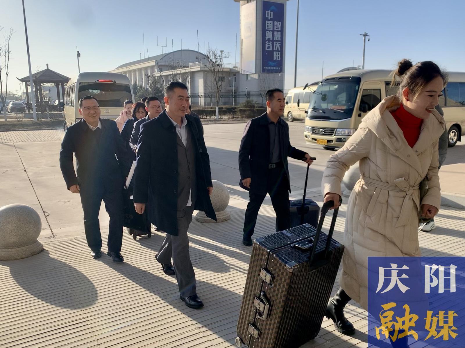 出席省十四届人大三次会议的庆阳市代表团代表抵兰向大会报到