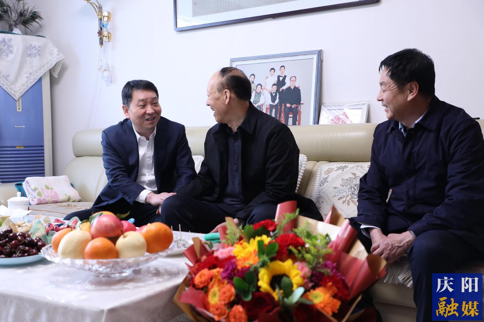周继军看望慰问离退休老干部