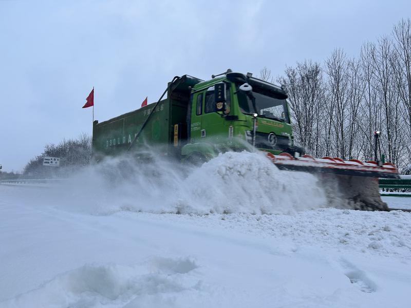 庆城收费所：破冰除雪显担当 高效保畅护平安