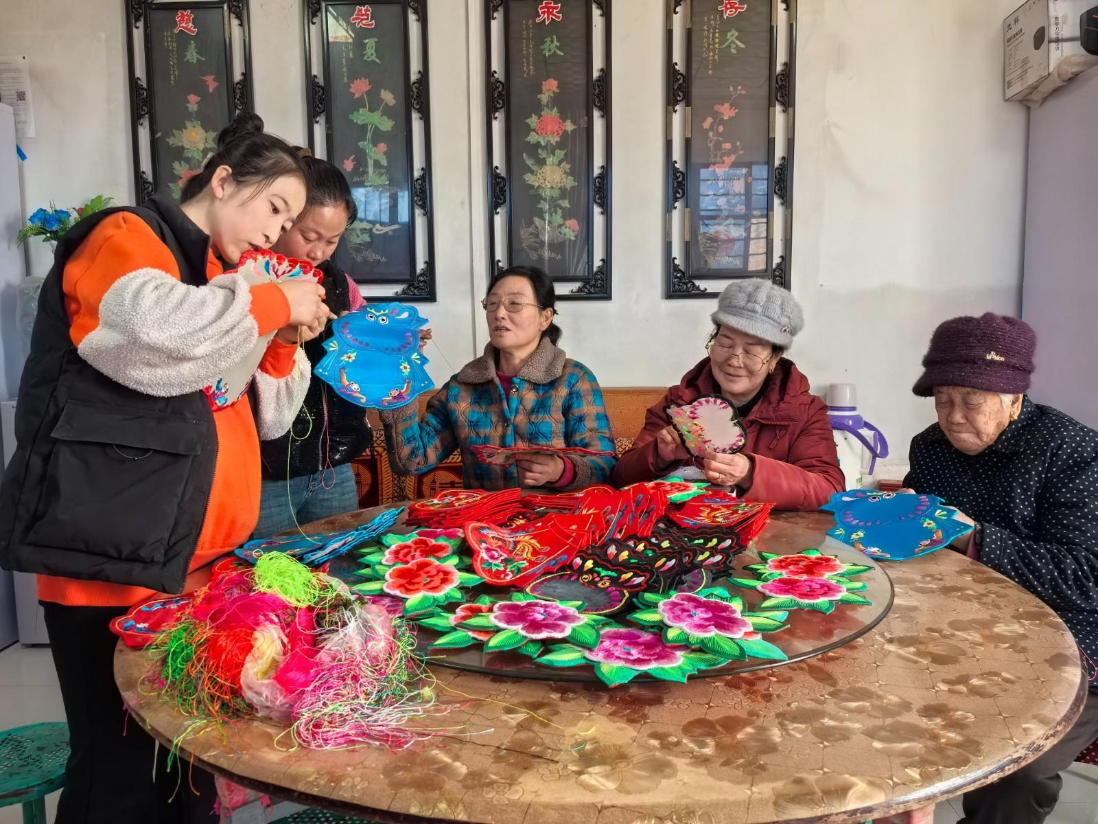 白彩霞：巧手绣出致富路 绘就乡村振兴“新画卷”