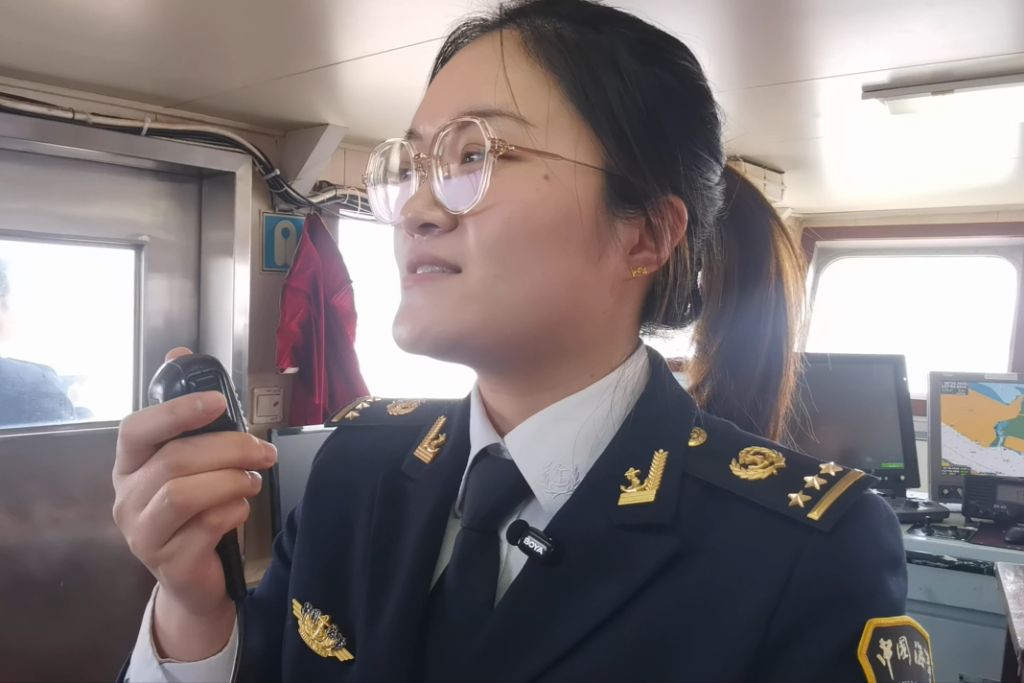 新春走基层·记者体验360行丨当一天“水上交警”——记者解锁洋山港安全守护者的日常