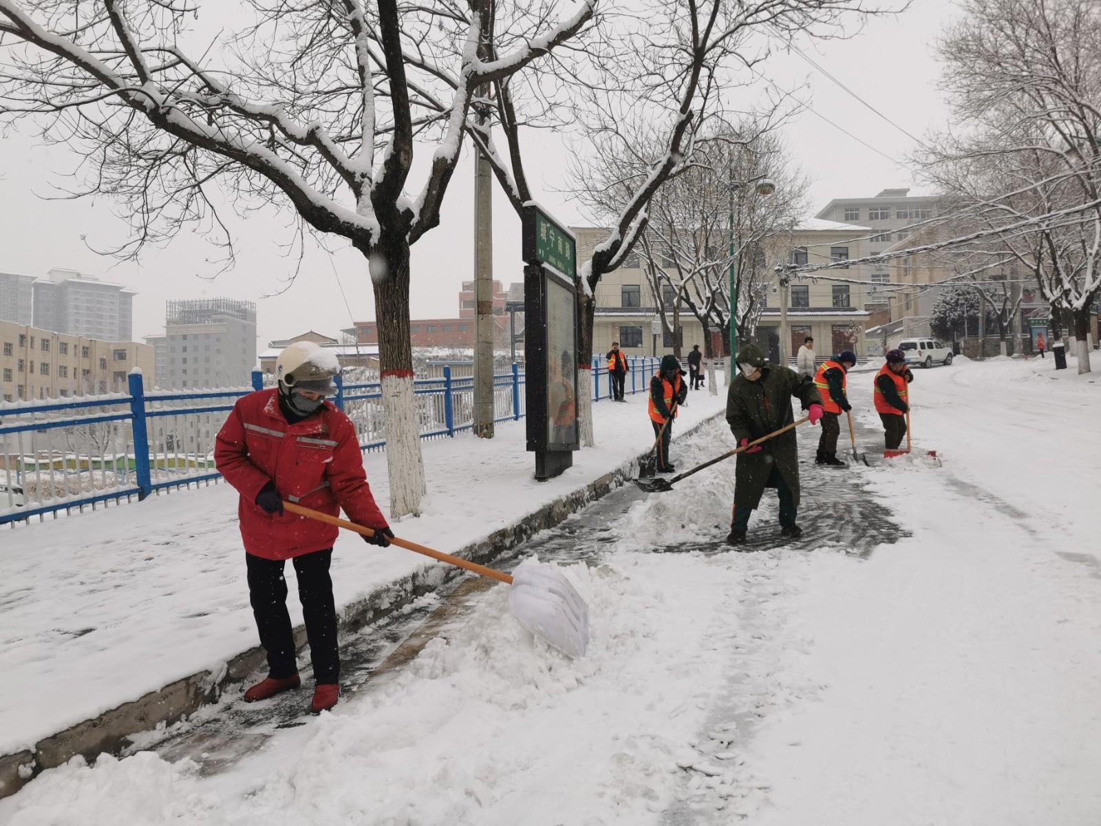宁县环卫工人积极清雪保畅通