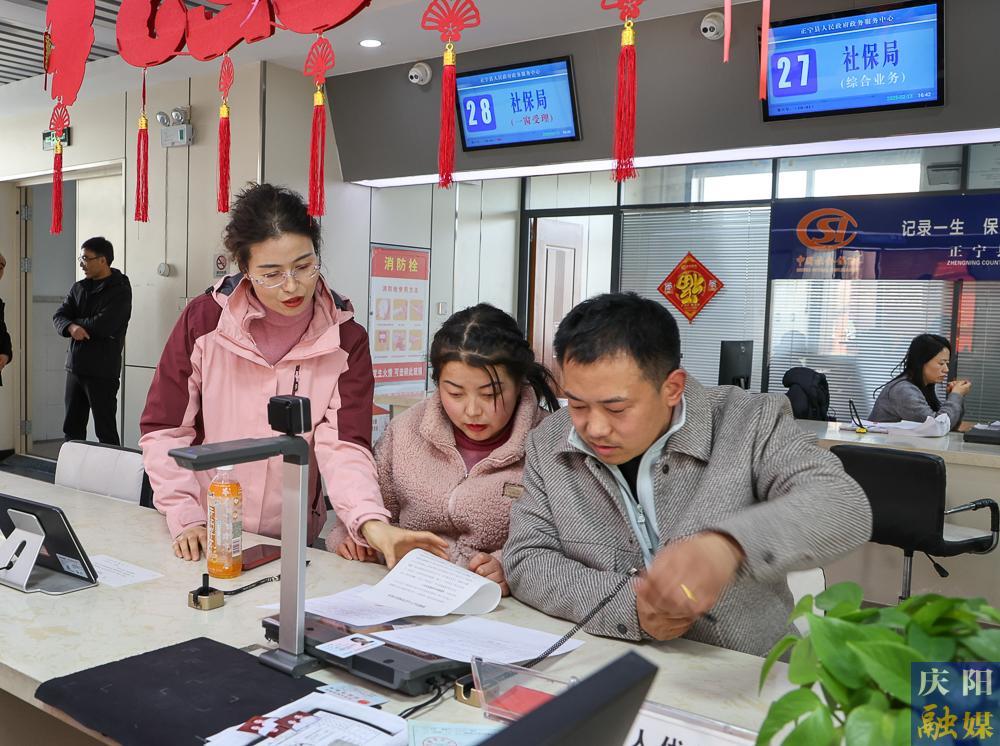 【摄影报道】正宁县“小宁帮办”：政务服务新亮点，提升群众满意度