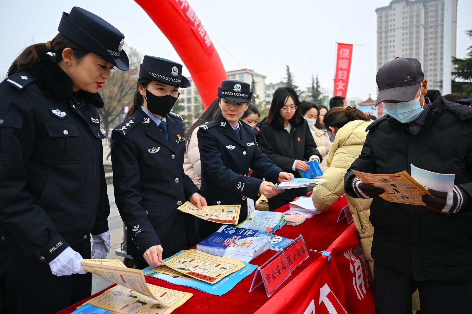 【摄影报道】“建设法治庆阳·巾帼在行动”庆阳市“三八”维权周集中宣传活动举行